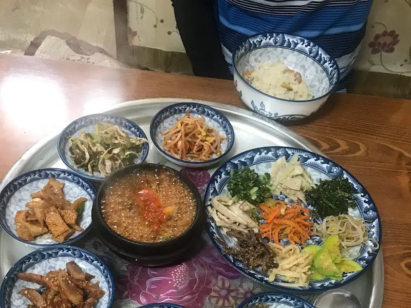 푸짐하게 차려진 비빔밥 한 상