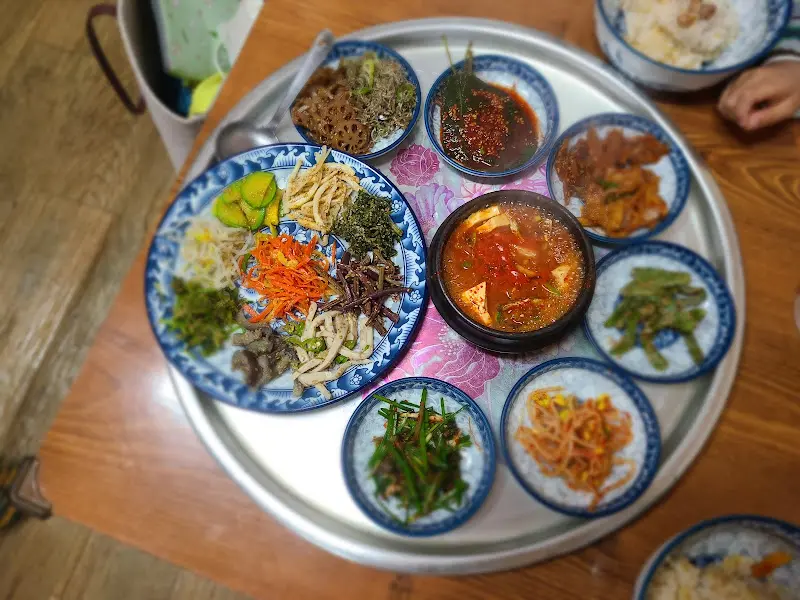 다채로운 색감의 나물들이 식욕을 자극한다