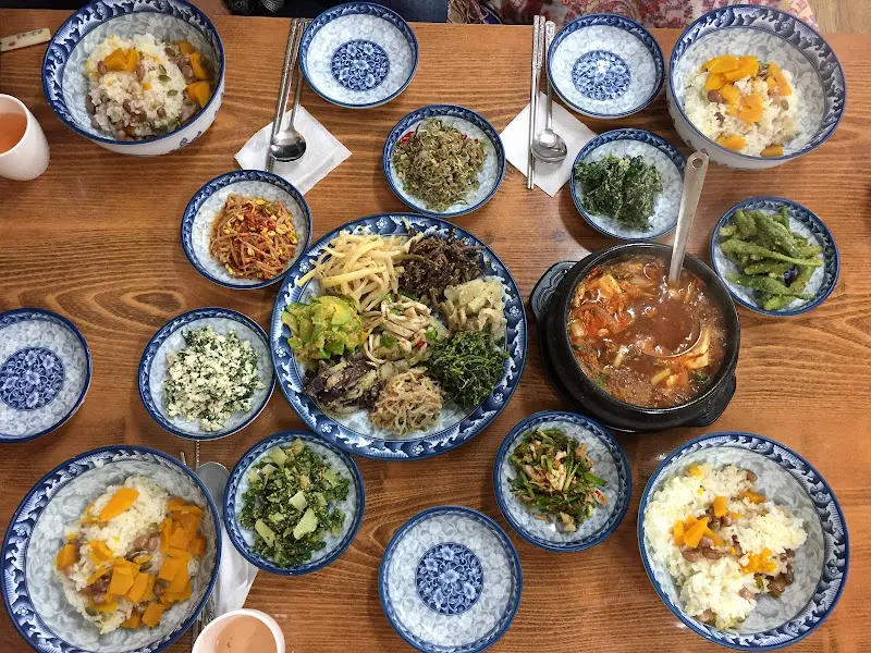 정갈하게 담긴 나물들