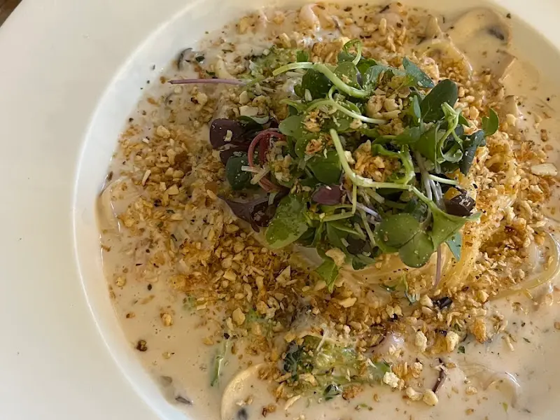 견과류와 채소가 듬뿍 올려진 크림 파스타