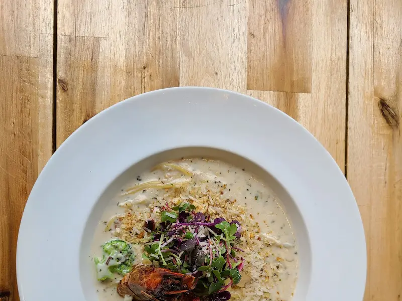 신선한 토핑이 듬뿍 올려진 피자