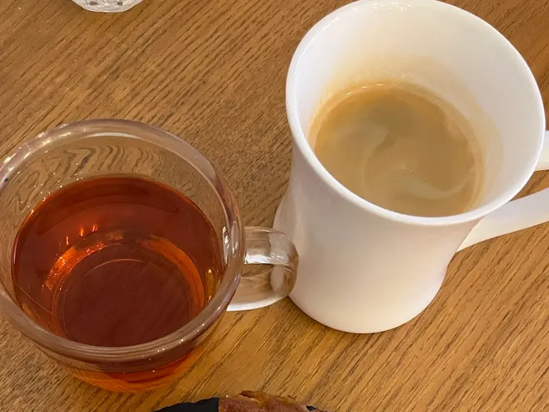 식사 후 즐기는 커피와 차