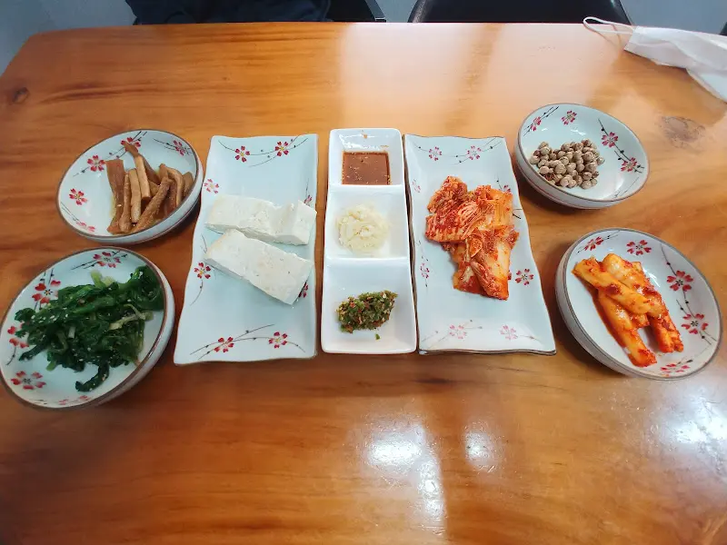 다채로운 밑반찬 구성