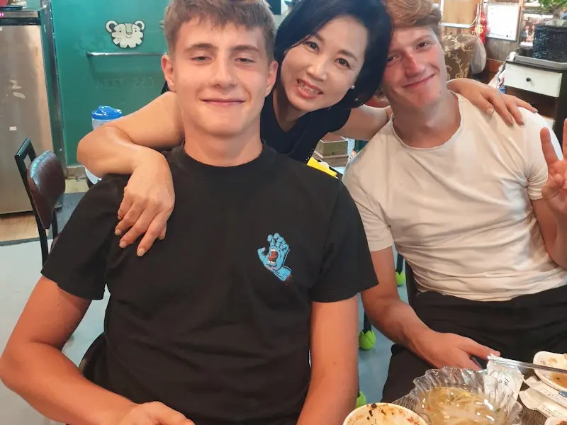 사장님과 외국인 손님들