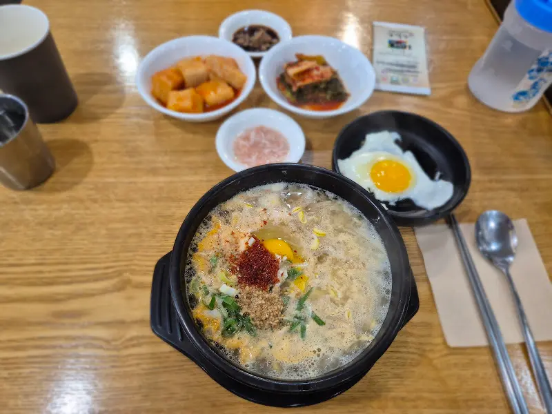 콩나물국밥 한 상 차림