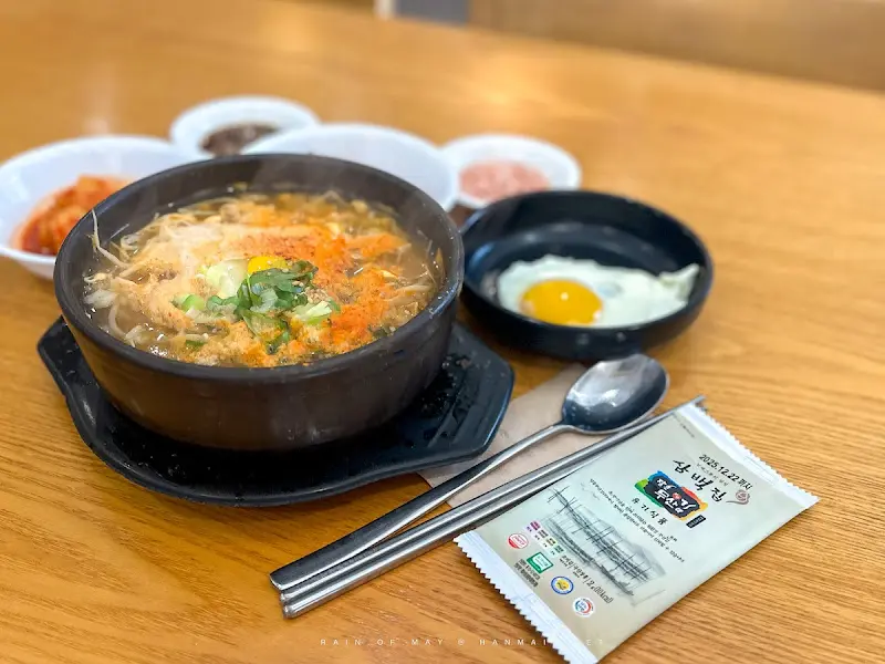 콩나물국밥과 반찬 전체 샷