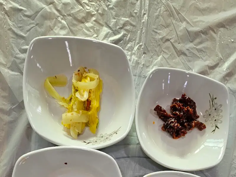 정갈하게 담겨 나온 밑반찬