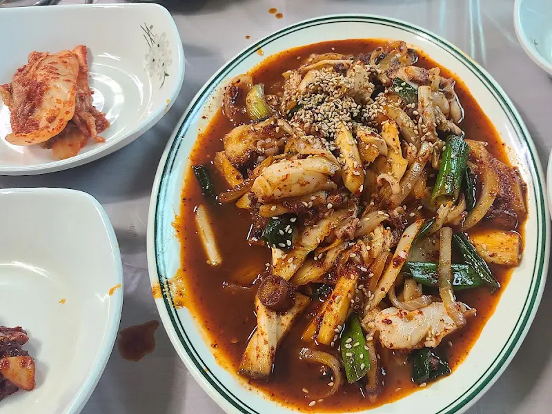 푸짐한 양의 문어볶음