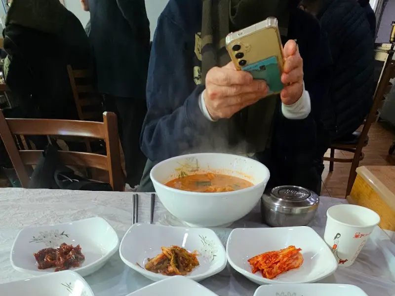 돌섬식당에서 식사하는 손님