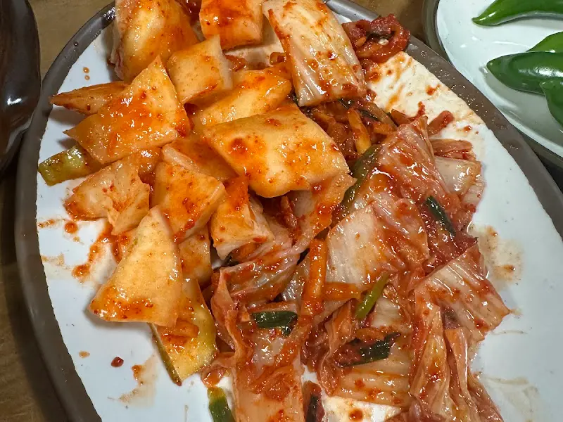 잘 익은 깍두기와 김치