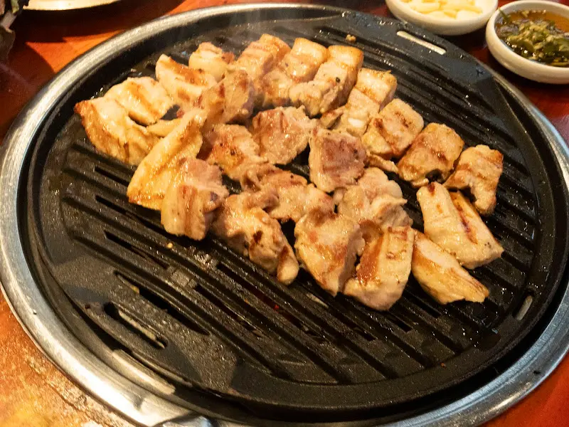 잘 구워진 삼겹살