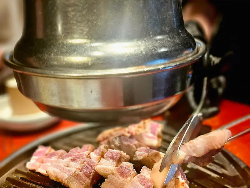 고기를 굽는 모습