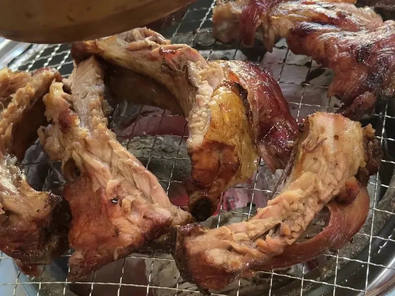숯불에 구워진 등갈비