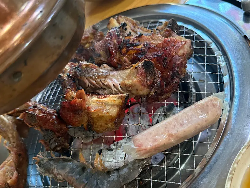 구워진 등갈비와 소시지
