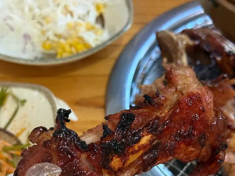 반찬과 함께 구워진 등갈비