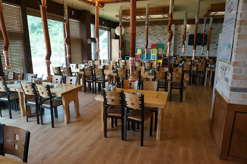 넓은 식당 내부