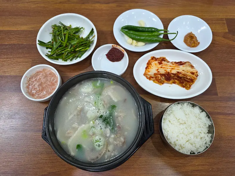 돼지국밥 한상차림