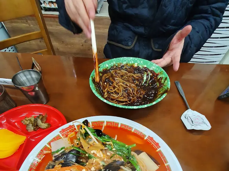 해물간짜장의 면을 비비는 모습