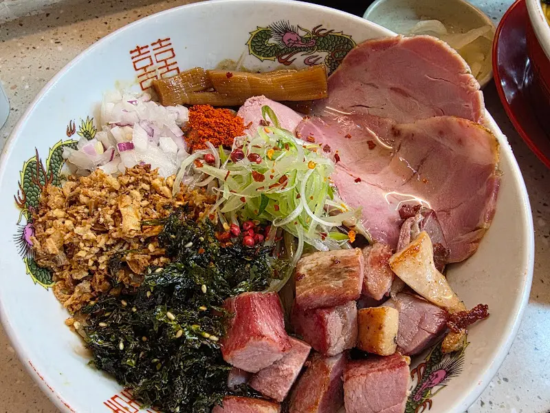 다채로운 토핑이 올라간 멸치 비빔 라멘