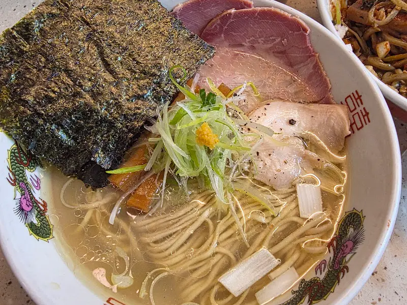 시오파이탄 라멘의 푸짐한 토핑