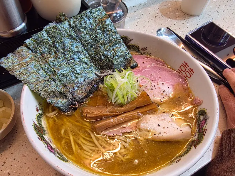 김이 곁들여진 시오파이탄 라멘