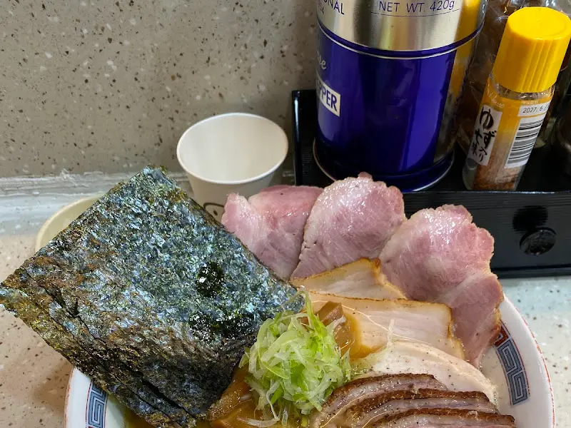 테이블 위에 놓인 시오파이탄 라멘