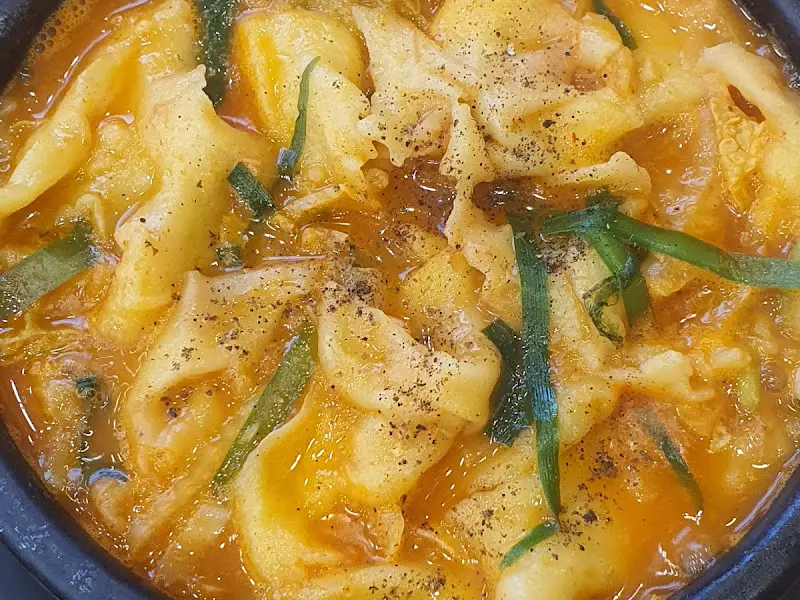 보글보글 끓는 어탕 수제비