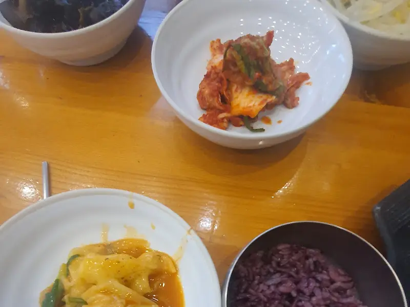 다채로운 밑반찬 구성