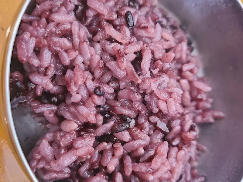 윤기가 흐르는 흑미밥