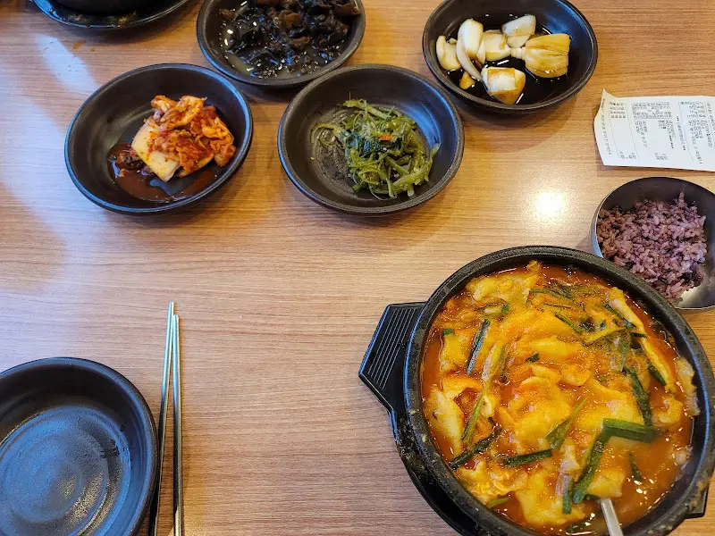 어탕과 다양한 반찬들