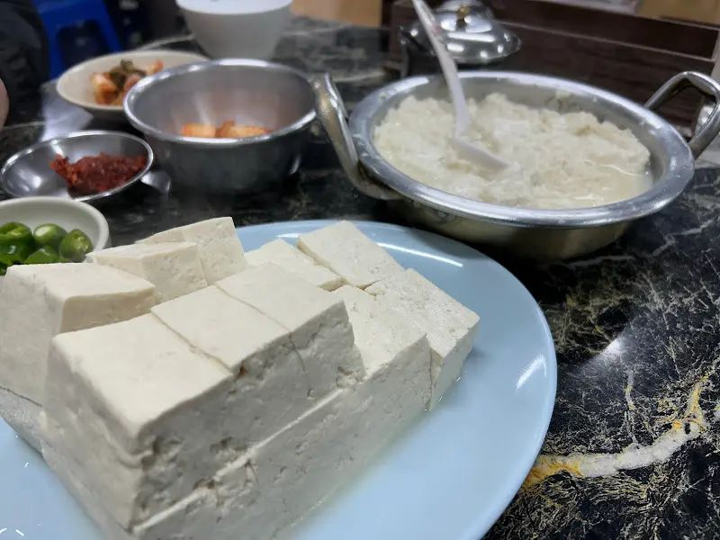 두부와 곁들여 먹는 반찬들