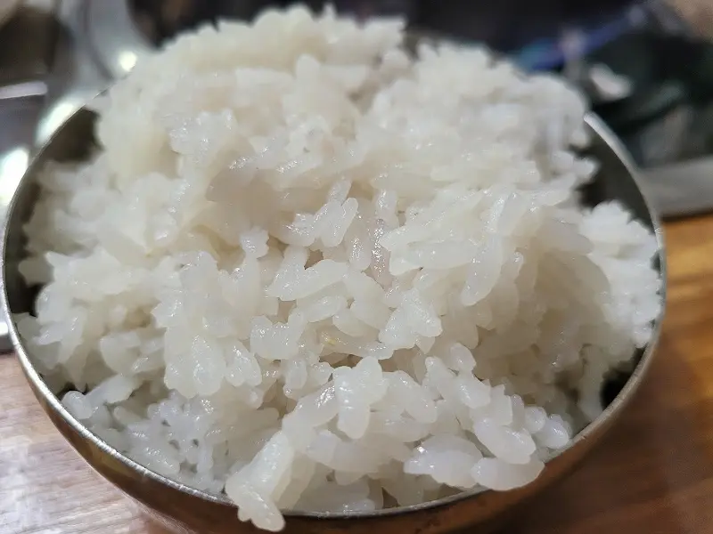 윤기가 흐르는 갓 지은 밥