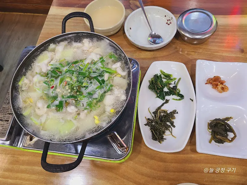 보글보글 끓고 있는 오징어 내장탕