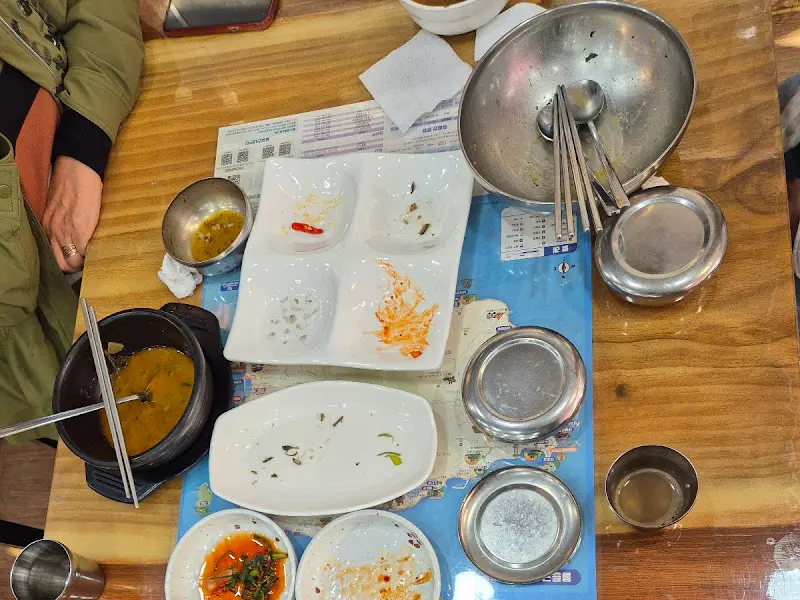 깨끗하게 비워진 식탁