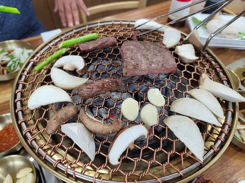 숯불 위에 익어가는 한우