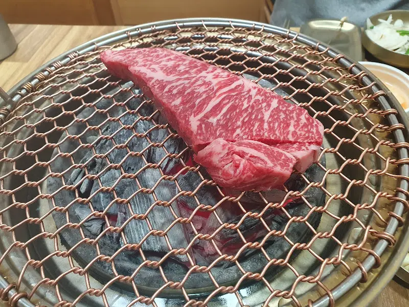 숯불 위에 구워지는 한우