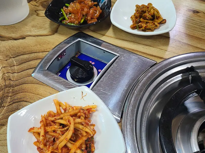 칼국수와 함께 제공되는 밑반찬들