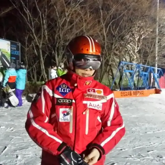 스키장에서 스키를 즐기는 사람