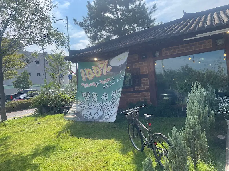 비 오는 날, 족보설렁탕 외부 전경