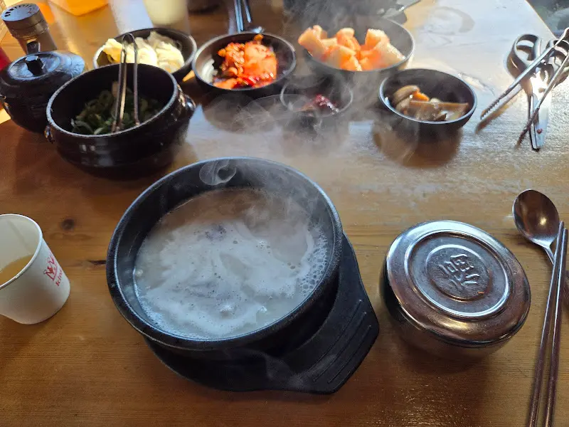 김이 모락모락 나는 설렁탕 한 상 차림