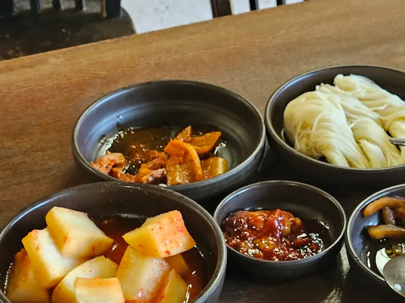 다채로운 반찬들