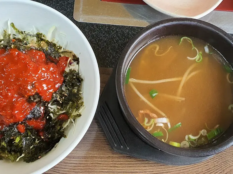 육회비빔밥과 함께 나오는 소고기국