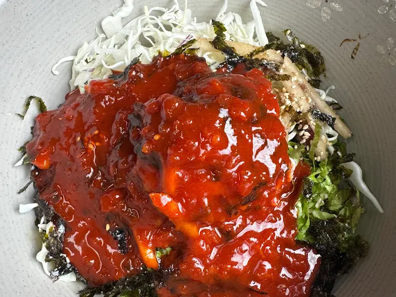 매콤달콤한 양념장이 듬뿍 올려진 육회비빔밥