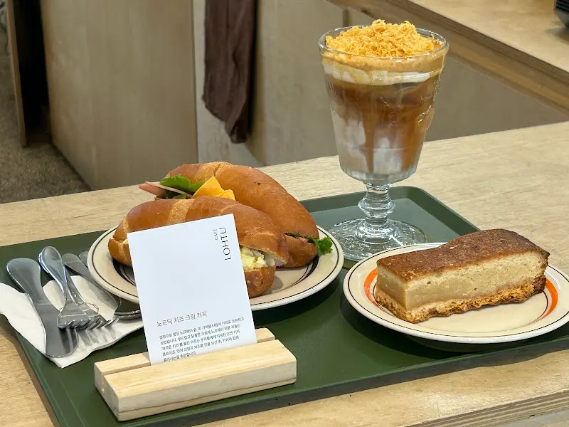 브라운치즈 크림 라떼와 소금빵 에그 샌드위치