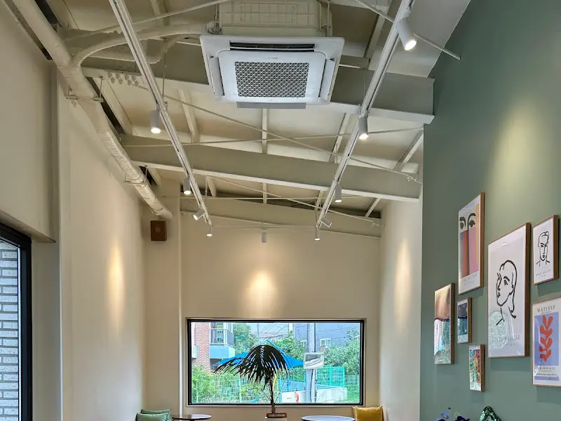 카페 내부 인테리어