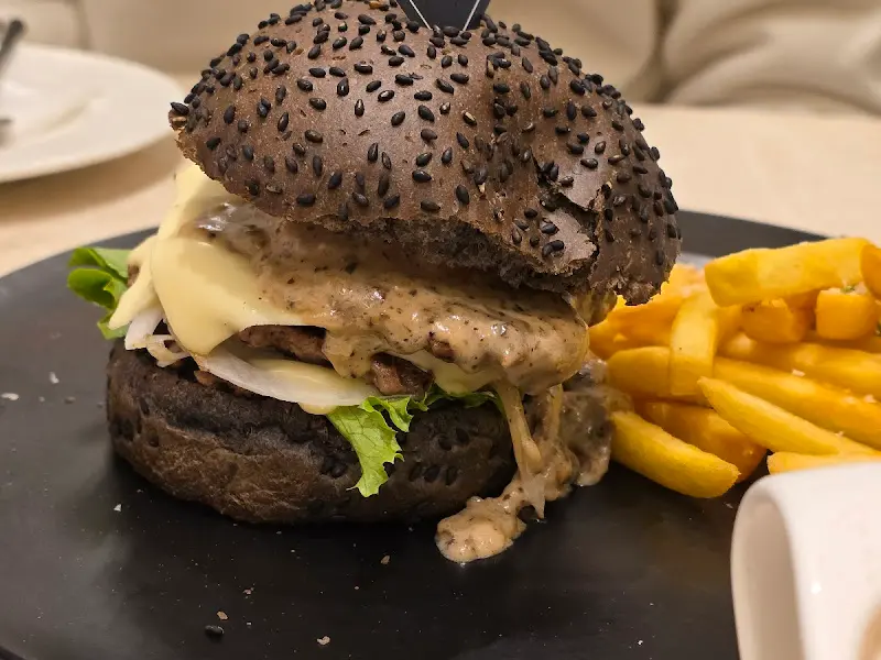 고메 블랙 치즈 버거