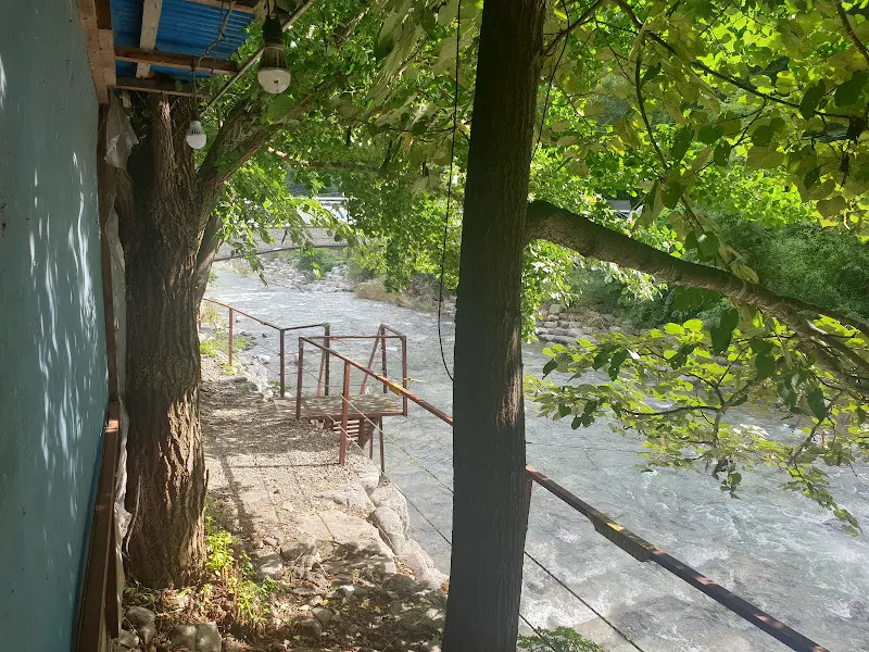 계곡으로 내려가는 길