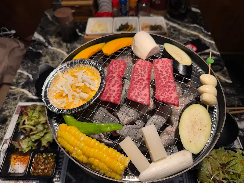 화로 위에서 구워지는 와규