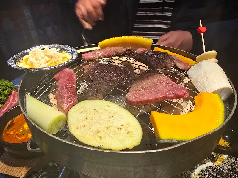 화로에 구워지는 다양한 야채와 와규