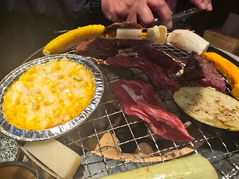 화로에 구워지는 와규와 야채